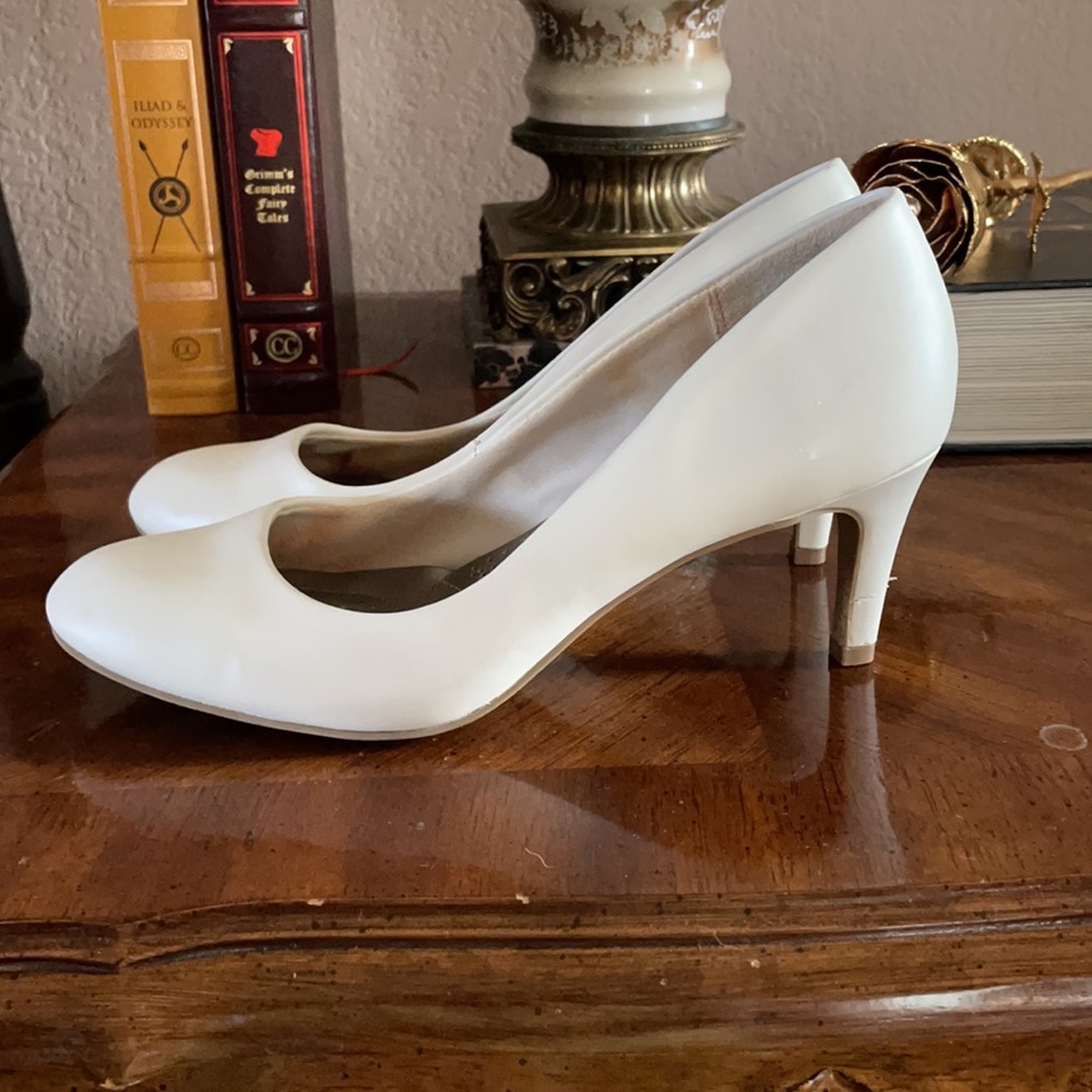 White heels - Picture 3 of 8